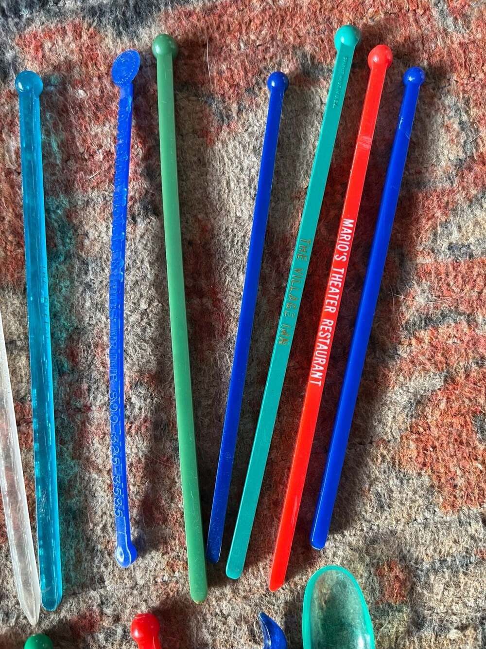 Vintage Lot of 29 Plastic Swizzle Sticks & Drink Stirrers - Airlines, Hotels, Re - Picture 6 of 7